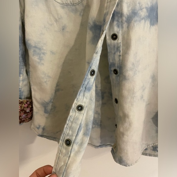 Jachs Girlfriend jewelled acid wash and floral button down small - Picture 5 of 5